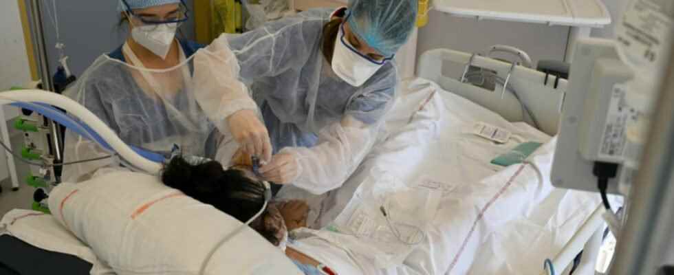 hospitalizations return above the threshold of 30000