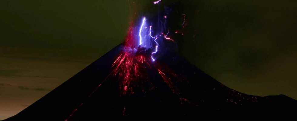 400000 flashes in 6 hours during the eruption of the