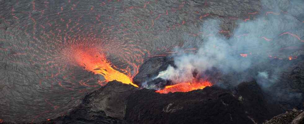 Amazing The lava lake of Kilauea Hawaii empties and refills