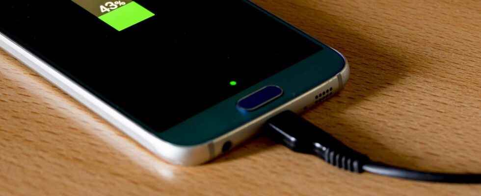 Battery should you leave your smartphone charging all night