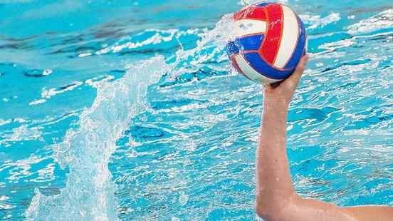 Dutch water polo players beat Israel and are close to