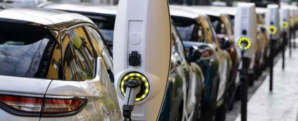 Electric car the availability of charging points must increase