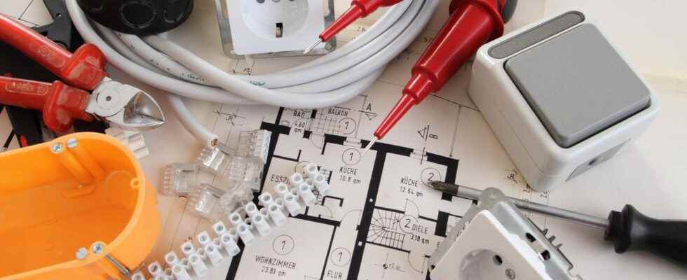 How to install an electrical outlet