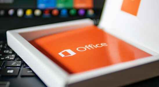 On Office Microsoft chants Macro resign