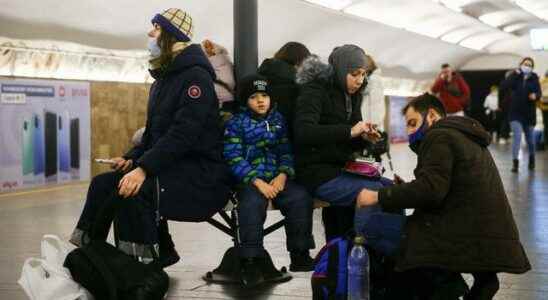 Ukrainians spend the night in metro stations against Russias air