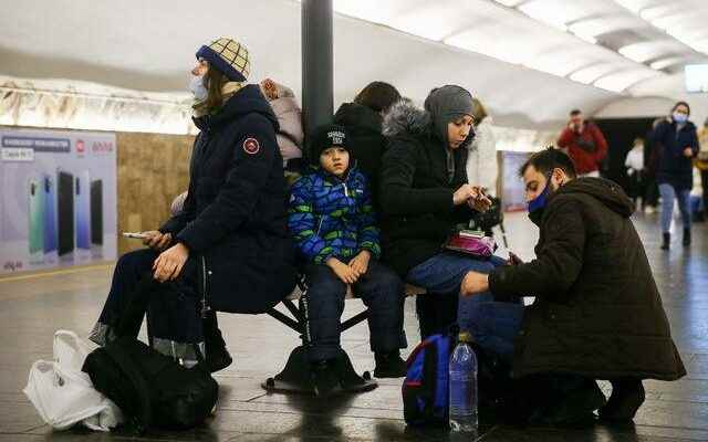 Ukrainians spend the night in metro stations against Russias air