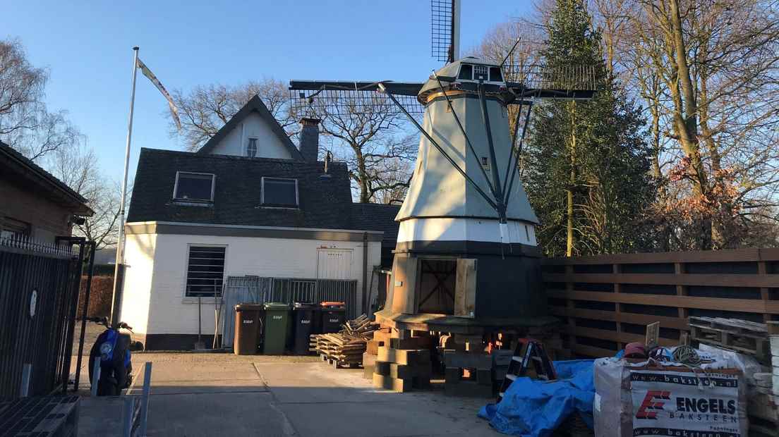 Mill is ready to be lifted onto the roof.