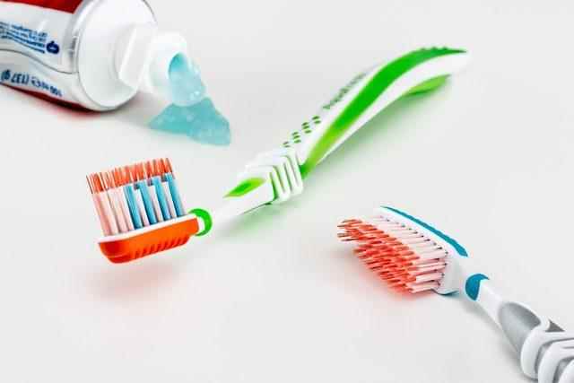 toothbrush-g04e9c6563_1280