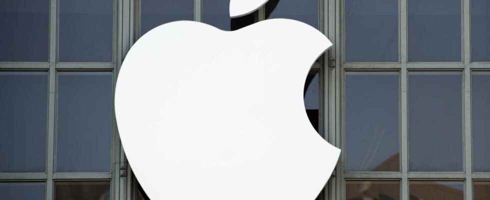 Apple boycotts Russia