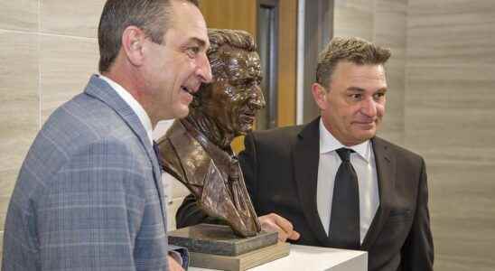 Bronze bust of Walter Gretzky unveiled at city hall