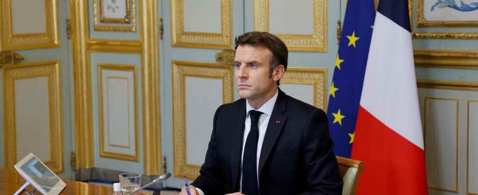 Emmanuel Macron formalizes his candidacy in a letter to the