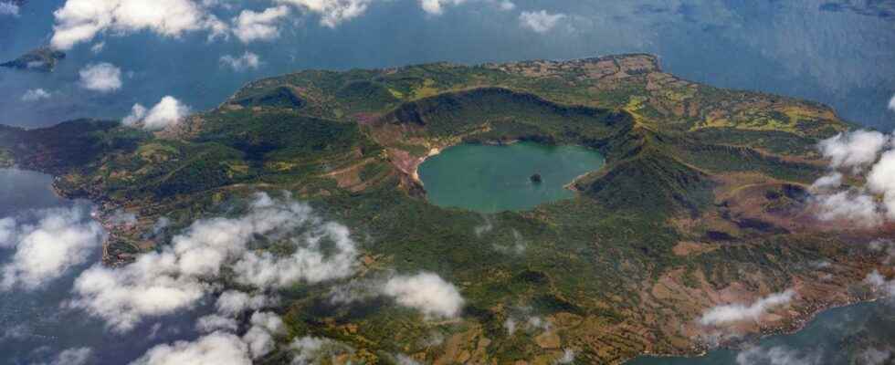Eruption in the Philippines the Taal volcano wakes up