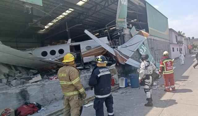 Incredible accident in Mexico Small plane crashed on supermarket 3