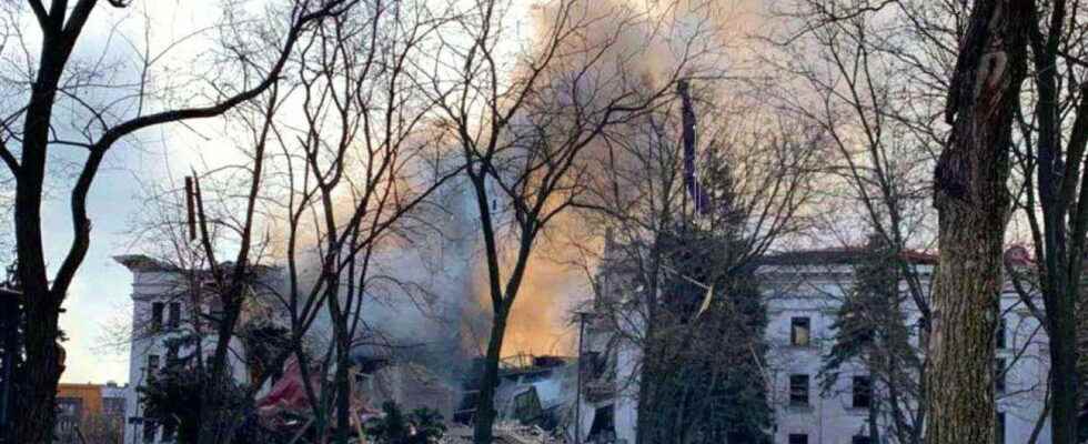 Kyiv hit by a missile civilians bombed in Mariupol