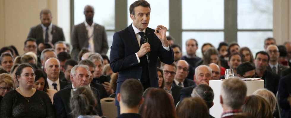 Presidential 2022 Emmanuel Macron does the after sales service of his