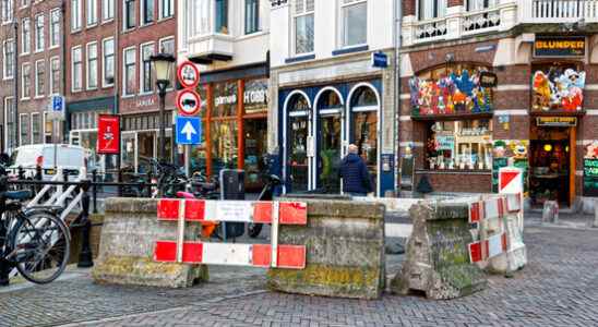 Residents of Oudegracht are disturbed by the ugly barricade but