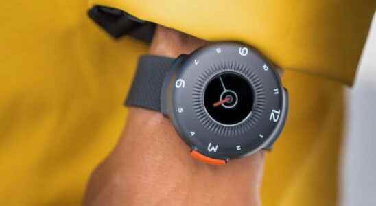 Smart watch model that saves lives in emergencies O BOY Video