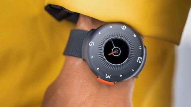 Smart watch model that saves lives in emergencies O BOY Video