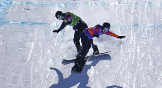 Snowboard star Lisa Bunschoten crashes in the final cross