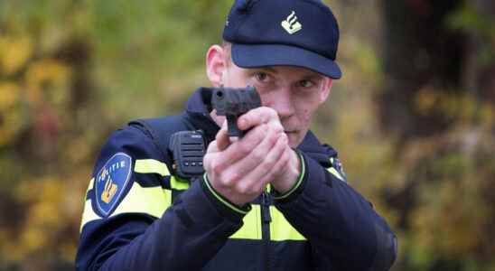 Tilburg agents aim service weapon at four teenagers from Houten