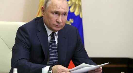 Vladimir Putin signs a decree to impose payment in rubles