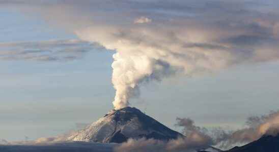 Volcanic eruptions are partly controlled by the amount of water