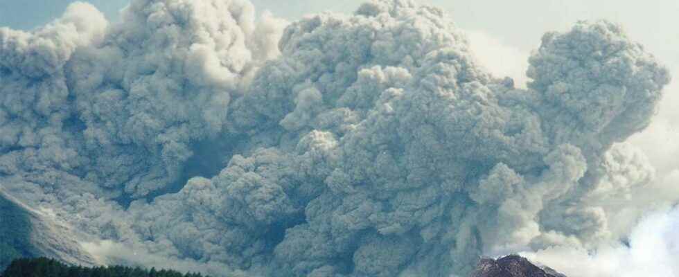 Volcano fiery clouds on the Merapi force the evacuation of