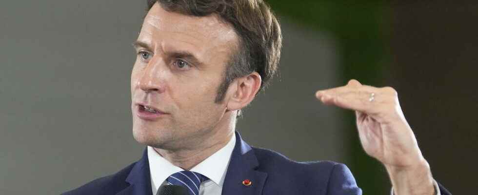 facing the polls Emmanuel Macron cautious mobilizes his troops