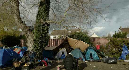 in Calais associations denounce the unequal treatment of refugees