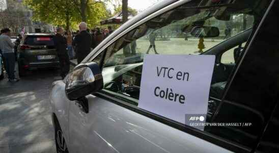 in Paris VTC drivers who cant make it anymore demonstrate