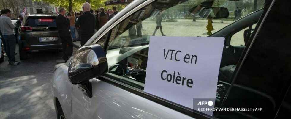 in Paris VTC drivers who cant make it anymore demonstrate