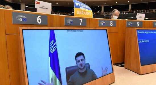 in his hometown the population behind Volodymyr Zelensky