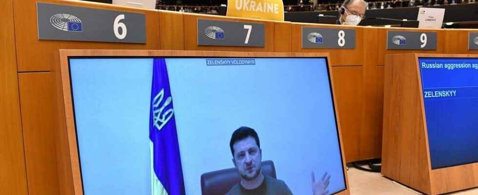 in his hometown the population behind Volodymyr Zelensky
