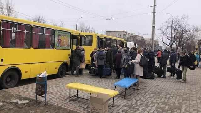 Residents of Luhansk are evacuated by buses
