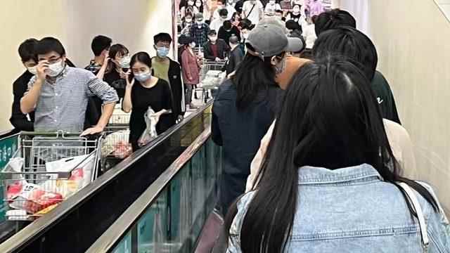 Long queues formed in supermarkets in Beijing