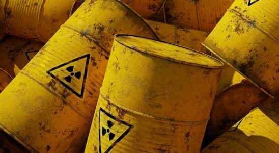 Almost eternal batteries from nuclear waste