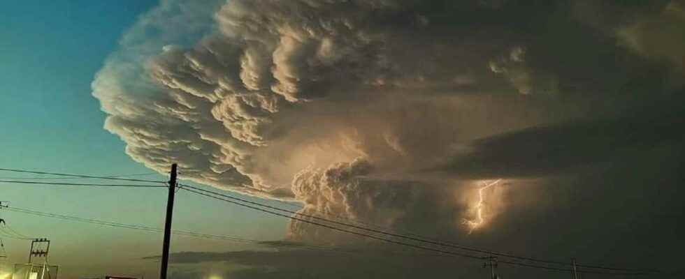 Atomic bomb shaped cloud scares Mexicans