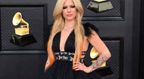 Avril Lavigne makes her fashion comeback at the 2022 Grammy