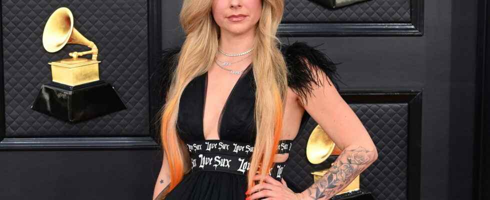 Avril Lavigne makes her fashion comeback at the 2022 Grammy