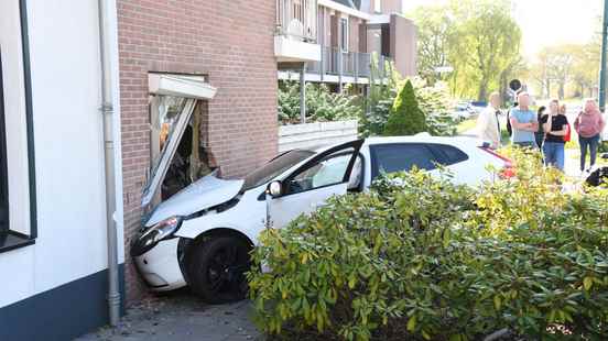 Car drives into house in Woerden