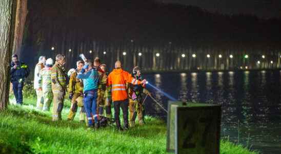 Emergency services retrieve abandoned car from Amsterdam Rhine Canal