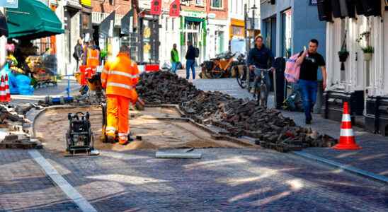 Flapping stones Utrecht roads must be resurfaced