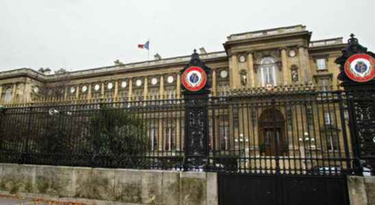 France formalizes the abolition of its diplomatic corps