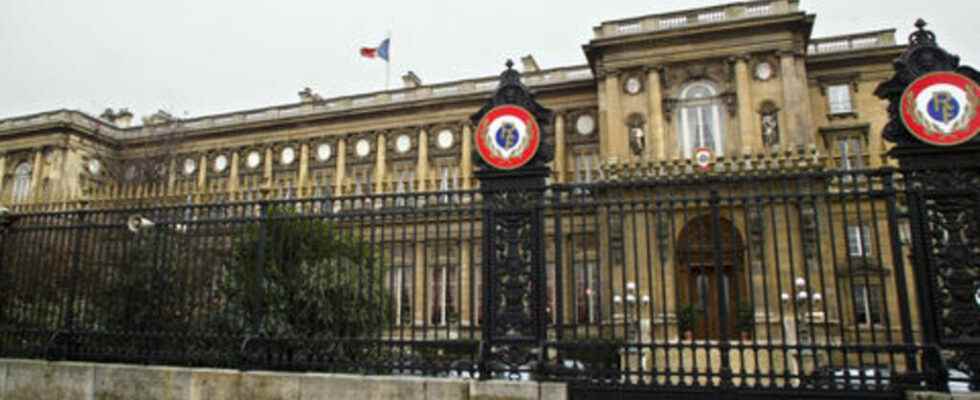 France formalizes the abolition of its diplomatic corps