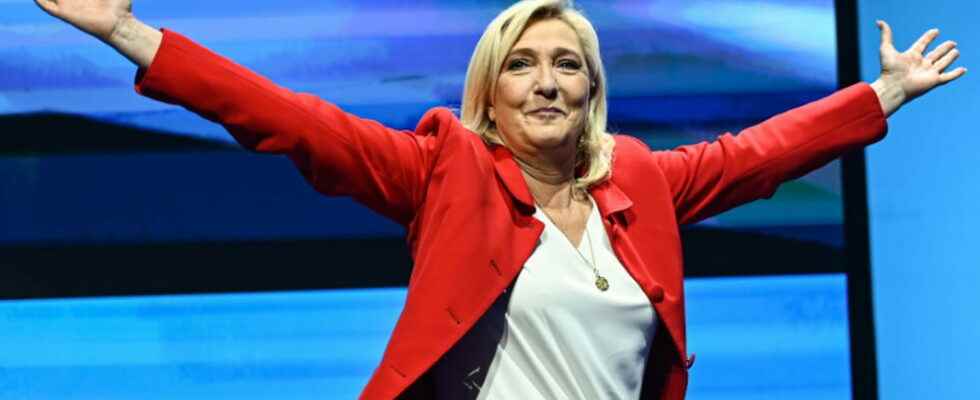 Le Pen appeals to patriots on all sides Macron defends