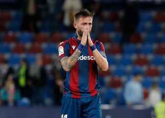 Levante Morales disconsolate after the defeat against Sevilla