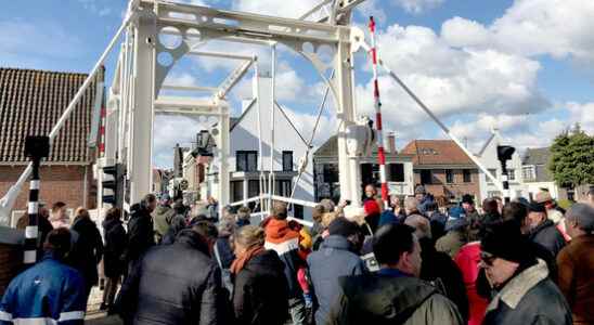 New Vechtbrug in Breukelen makes too much noise municipality orders