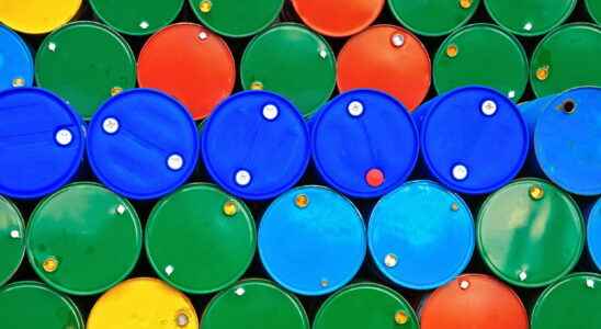 Price of a barrel of oil 100 dollars this Monday