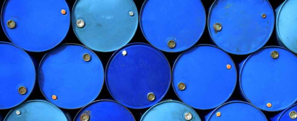 Price of a barrel of oil it is falling sharply