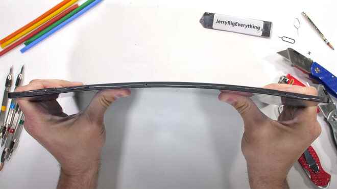 Samsung Galaxy Tab S8 Ultra put to bend test Video